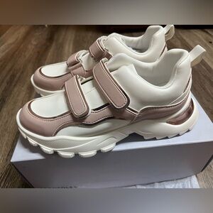 AEROSOLES Kids Cally Sneakers in White and Pink Rose Gold Size 4 Big Girls